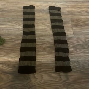 gray and black arm warmers